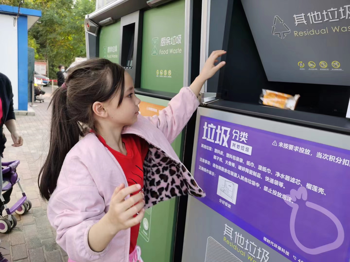 高科技與高顏值并存的智能垃圾分類箱，你身邊有了嗎？